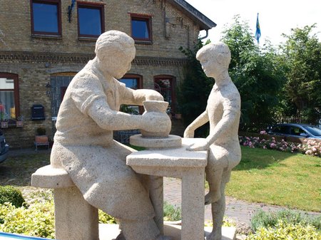 Töpferdenkmal von 2 Figuren in Tellingstedt