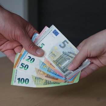 helfende Hände überreichen Geld
