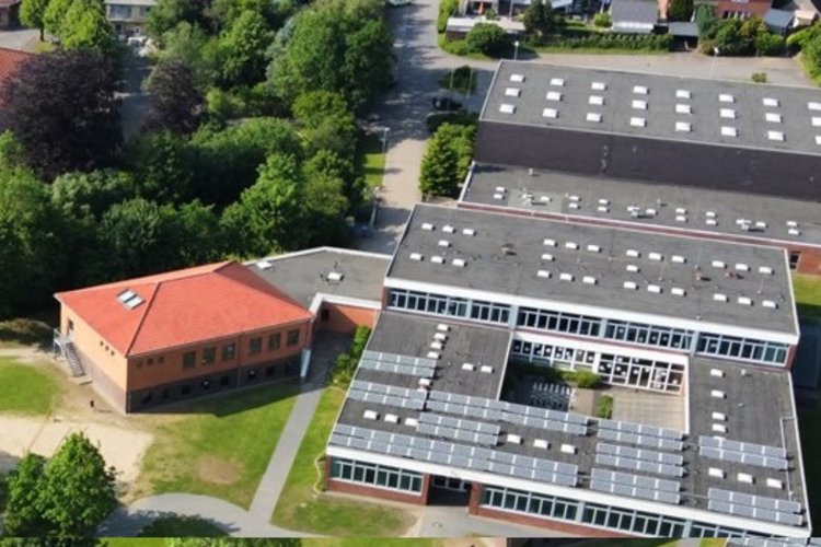 die Gebäude der Grund- und Gemeinschaftsschule Tellingstedt von oben