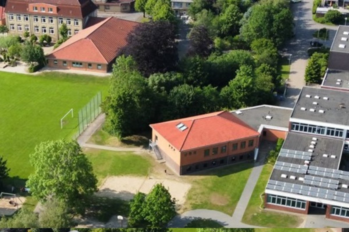 die Gebäude der Grund- und Gemeinschaftsschule Tellingstedt von oben