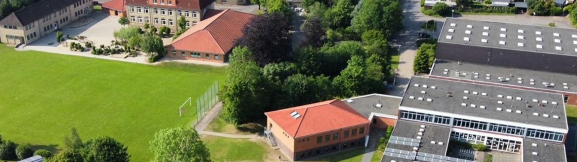 die Gebäude der Grund- und Gemeinschaftsschule Tellingstedt von oben