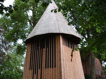 kleiner Holzturm mit Spitzdach
