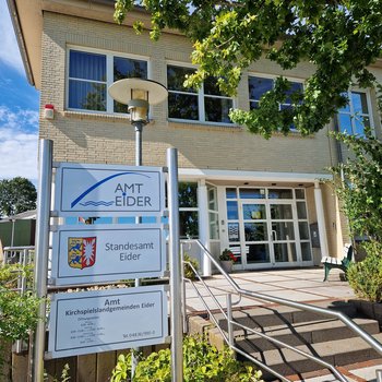 Straßenschilder vor dem Amtsgebäude