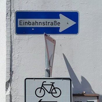 Einbahnstraßenschild & Fahrradfahrrichtungsschild