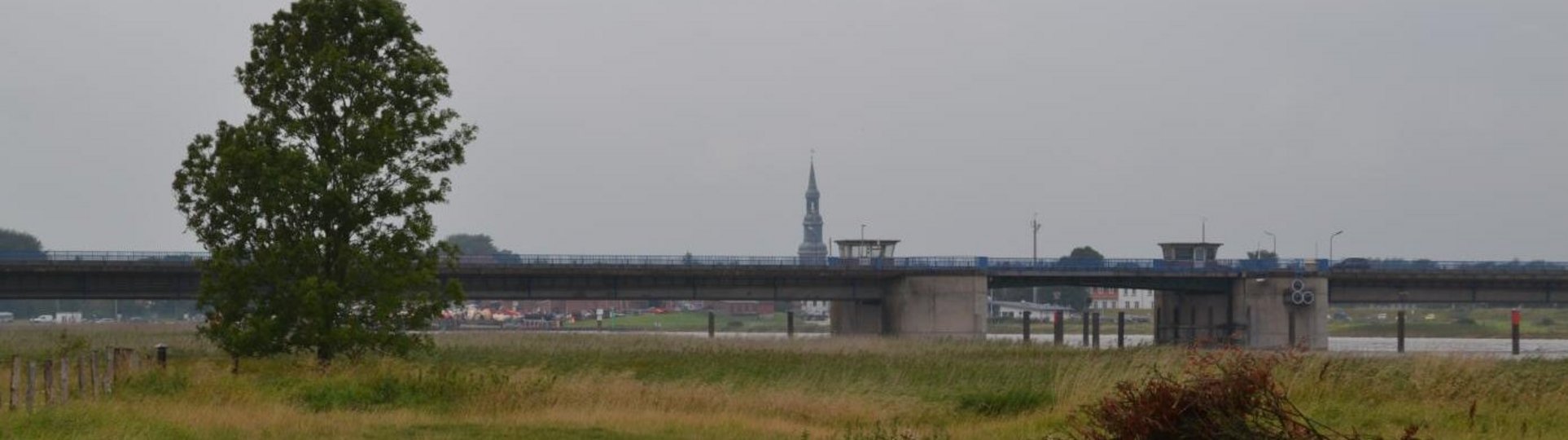 lange Brücke mit Kirchturm im Hintergrund