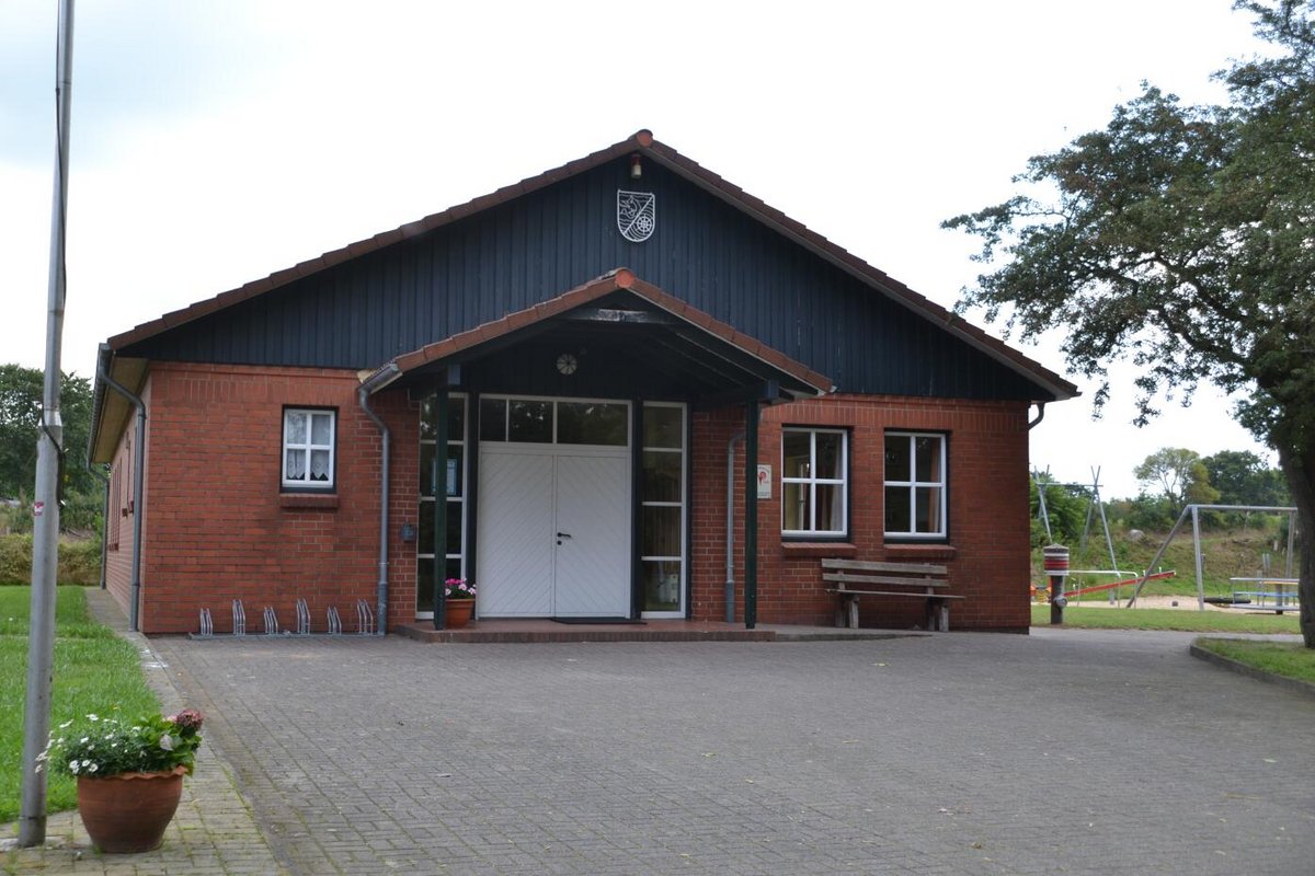 Haus mit Spielplatz daneben